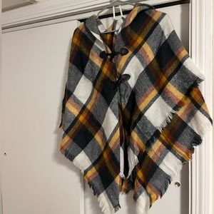 Plaid one size poncho perfect condition. Perfect for fall!